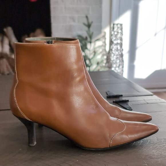 Cole Haan Y2K Camel Brown Leather Pointed Kitten Heel Ankle Boots Sz 8.5 - Picture 1 of 13